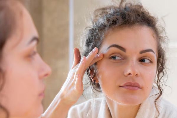 علت خشکی پوست دور چشم و درمان آن چیست؟